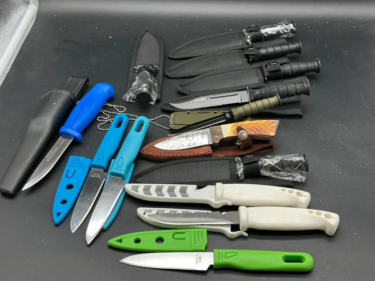 Bundle Of 13 Fixed Blade Knives 1