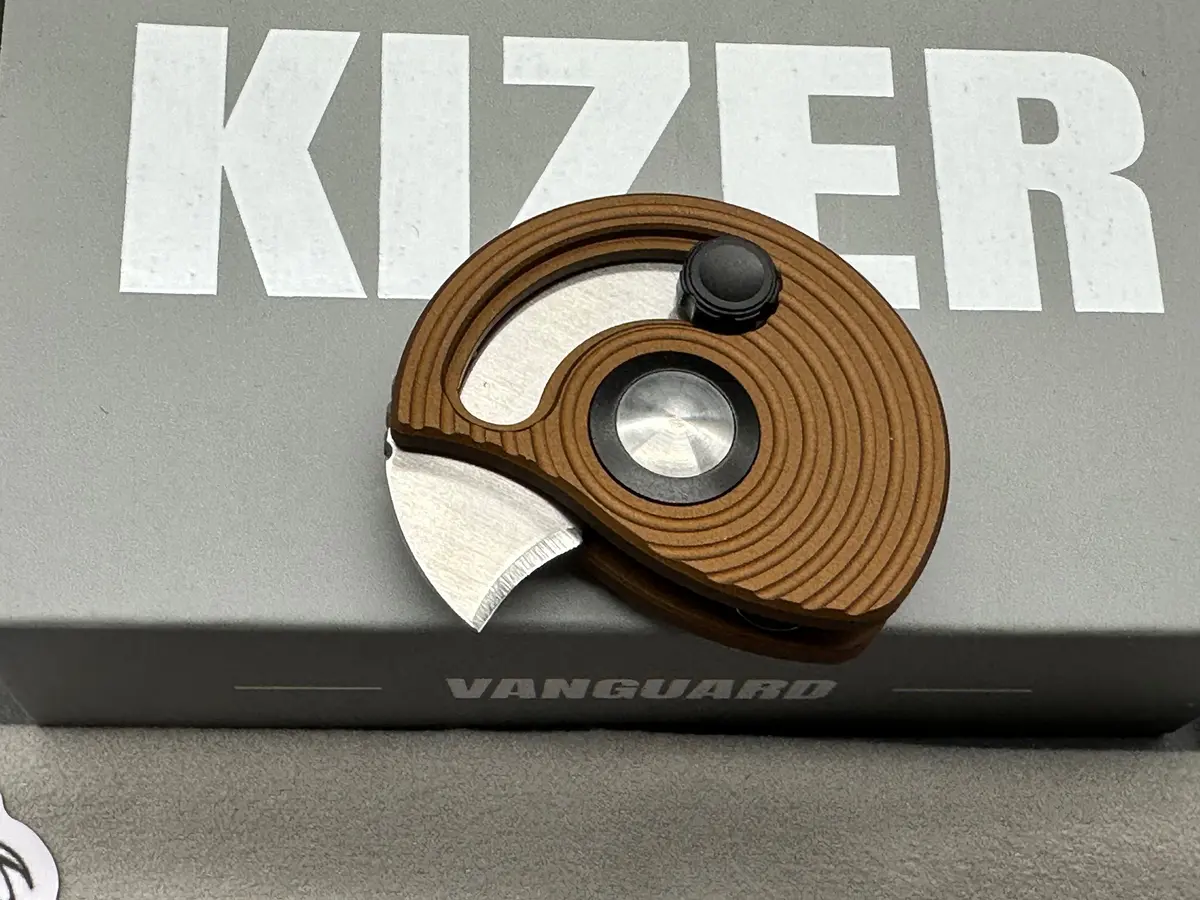 Kizer Snail Trail Folding Knife Brass Aluminum Handle Aeb-L Hawkbill Plain Edge Satin Finish 1