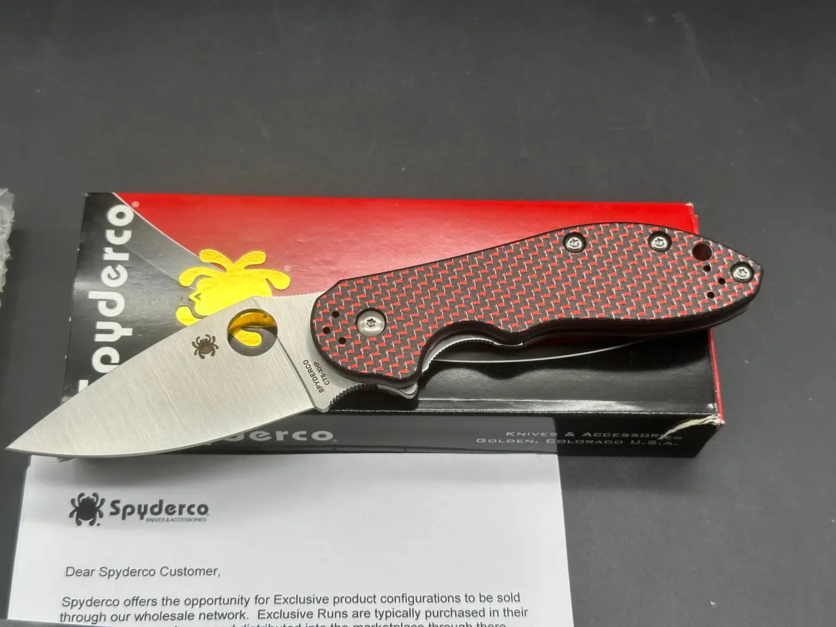Spyderco Domino Belt Satin Cts-Xhp Blade, Red Weave Cf Show Side Scale 1
