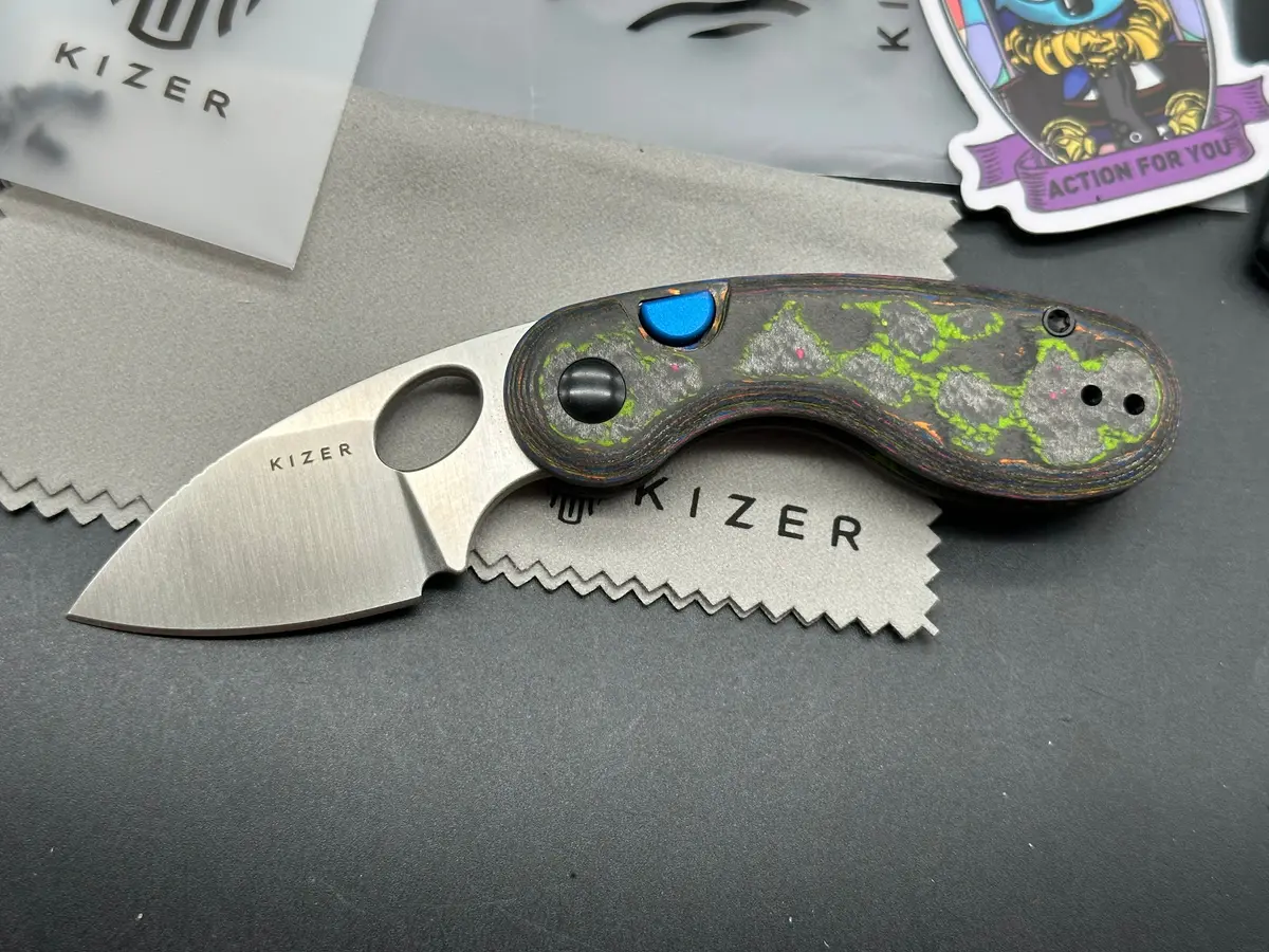 Kizer Microbe | M390 | Camo Carbon 80'S | Semi-Circula Button Liner Lock 1
