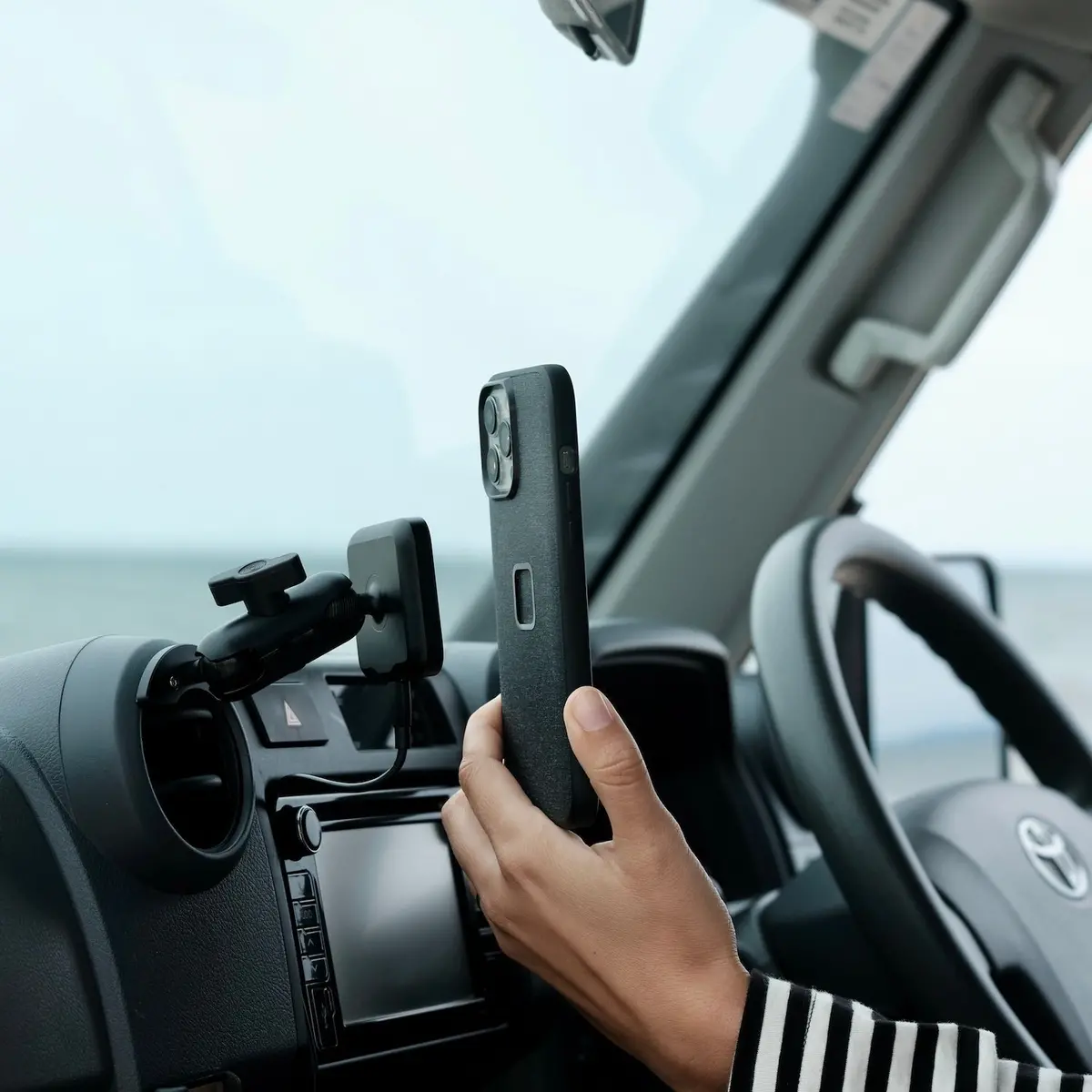Offroam Magnetic Qi2 Charging Phone Mount For Land Cruiser 70 (2007-2026) 1
