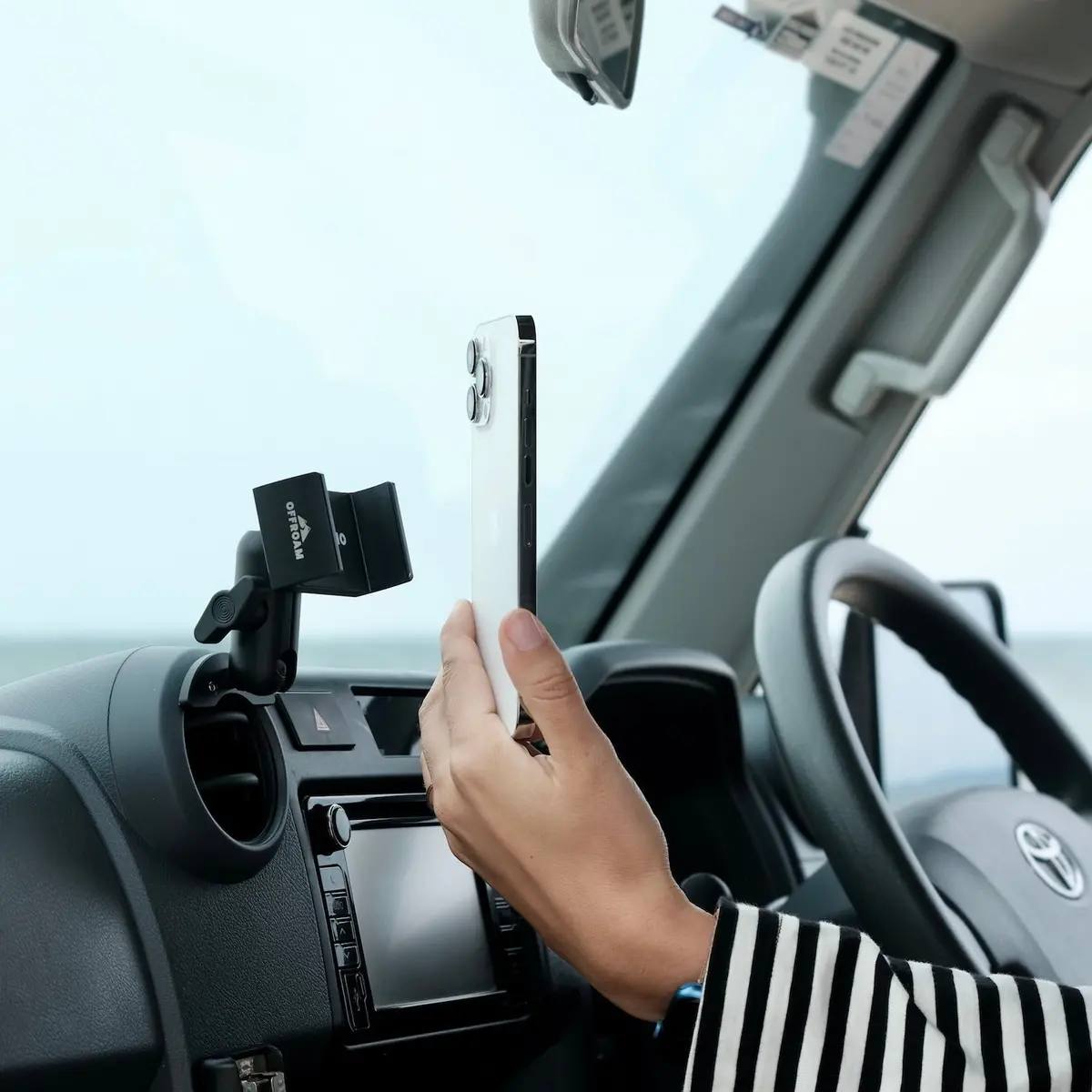 Offroam Phone Mount For Land Cruiser 70 (2007-2026) 1