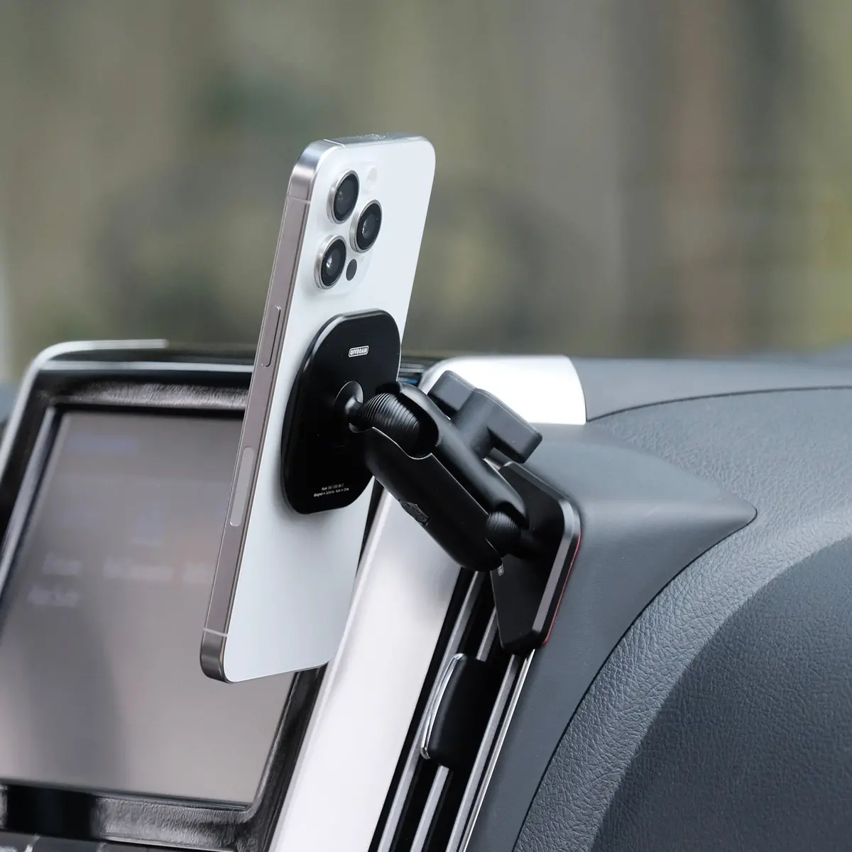 Offroam Magsafe-Compatible Phone Mount For Land Cruiser 200 (2016-2021) 1