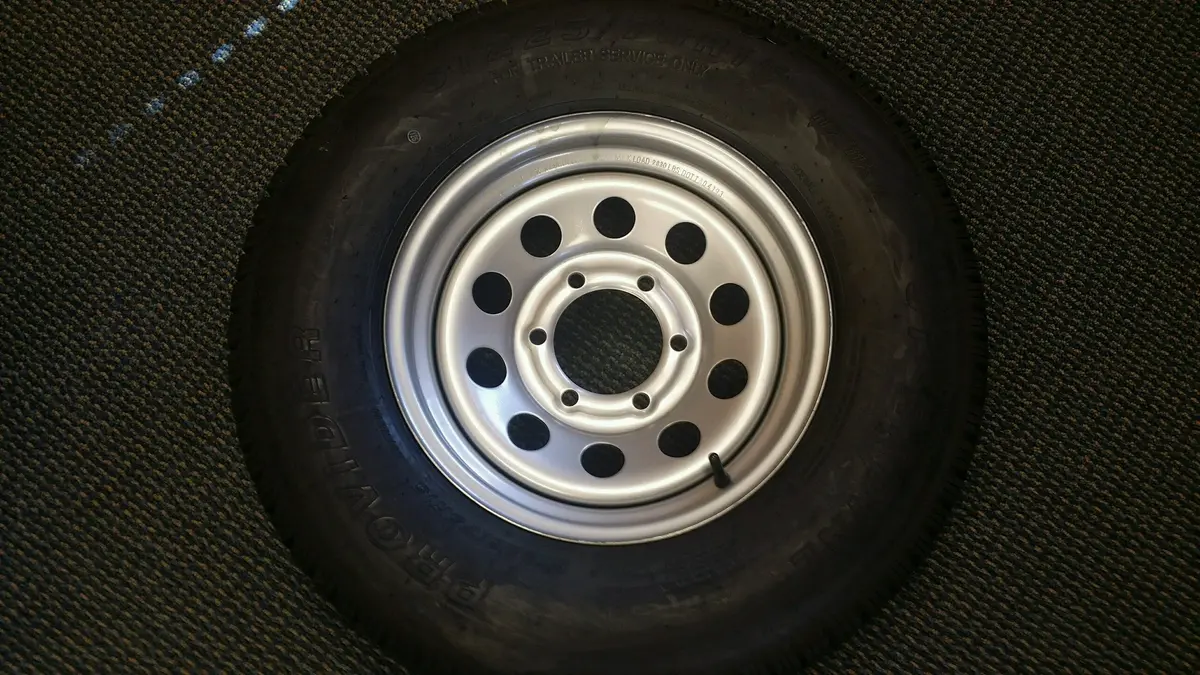 225/75R15 - 15X6 - 6X5.5 - Silver Mod 1